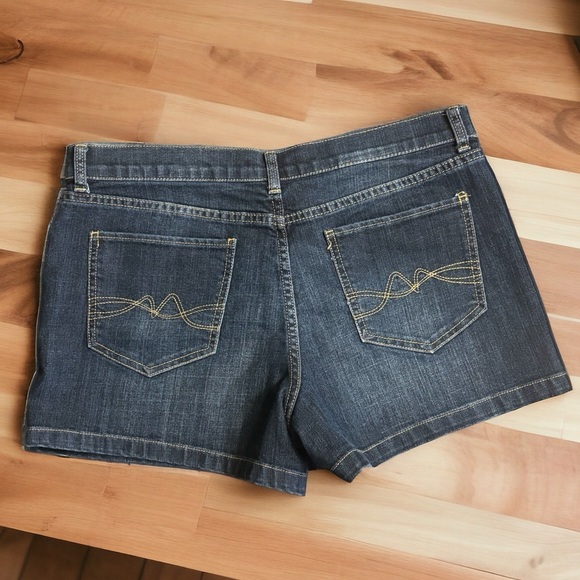 New York & Company Women's Size 12 Dark Wash Denim Shorts 4" Inseam. Jean Shorts - Picture 3 of 4